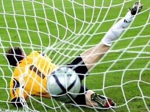 ARCHIV - Torwart Jens Lehmann kassiert am 9. Feb. 2005 waehrend einem Freundschaftsspiel Deutschland gegen Argentinien in Duesseldorf einen Elfmeter. Ausgerechnet Torwart-Legende Sepp Maier ist nach einer Untersuchung von Statistikern der Universitaet Dortmund der schlechteste "Elfmeterkiller" der Bundesligageschichte. Das ist das Ergebnis einer Studie fuer die die Wissenschaftler insgesamt 3.828 Elfmeter der Bundesligaspielzeiten von 1963/64 bis 2007/2008 auswerteten, wie die Technische Universitaet am Mittwoch, 27. Mai 2009, mitteilte. Auch andere Nationaltorhueter rangierten in der Statistik eher unter Ferner liefen. So belegte Jens Lehmann nur Rang 233 unter den 280 Torhuetern der Bundesligageschichte. Tim Wiese landete mit Platz 98 im Mittelfeld. Die Ausnahme: Nationalkeeper Robert Enke, der es immerhin auf Platz zwei der ewigen Bestenliste schaffte. (AP Photo/Martin Meissner) FILE - Germany's keeper Jens Lehmann misses to catch the 1-1 penalty during the friendly national soccer match between Germany and Argentina in Duesseldorf, Germany, Feb. 9, 2005. (AP Photo/Martin Meissner)
